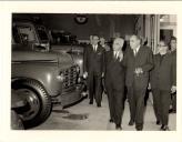 Na inauguração do novo quartel o Ministro Interior visita os carros da corporação com Hilário Carvalho, Presidente da Câmara P. Benjamim Salgado 
