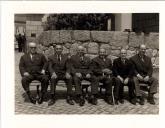 Retrato de conjunto de bombeiros reformados? na inauguração da ambulância DA-64-85 