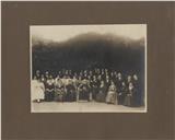 D. António Barroso, bispo do Porto, com um grupo de pessoas, na casa de Sacais no Porto