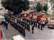 Corpo dos Bombeiros em formatura, a fanfarra e carros